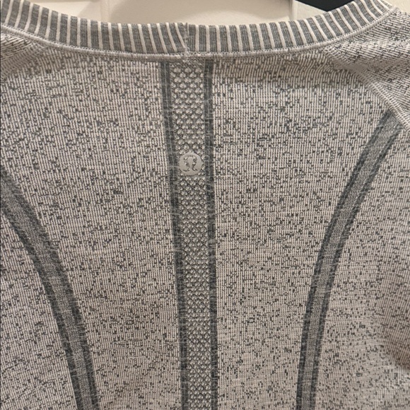 Lululemon Gray ombré Women's Long Sleeve Top - Picture 3 of 3
